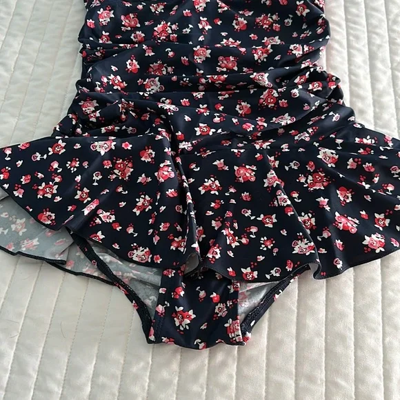 EUC Shaping one piece bathing suit - Picture 3 of 9